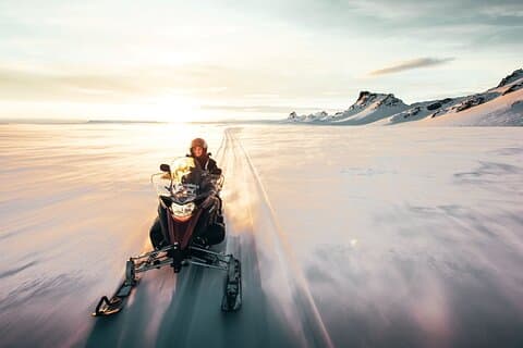 レイキャビク発ゴールデンサークルと氷河スノーモービル日帰りツアー