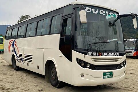 Tour van Kathmandu naar Chitwan per toeristenbus - een handige en betaalbare manier