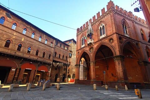 Bologna Murder Mystery: Missione autonoma della città