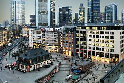 Frankfurt Private Walking Tour com um local