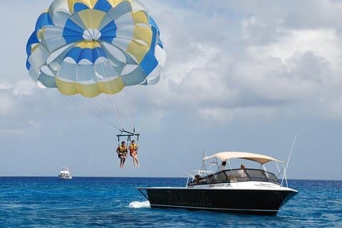 Parasailing utenfor kysten av Sharm el Sheikh
