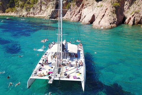 Catamaran ride -Costa Brava with barbecue and drinks. Familiar.