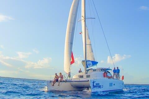 Luksus sejleroplevelse til Isla Mujeres med frokost og åben bar