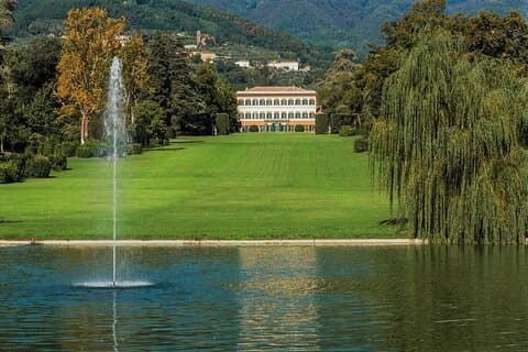 Passeio de bicicleta autoguiado na natureza até Villa Reale