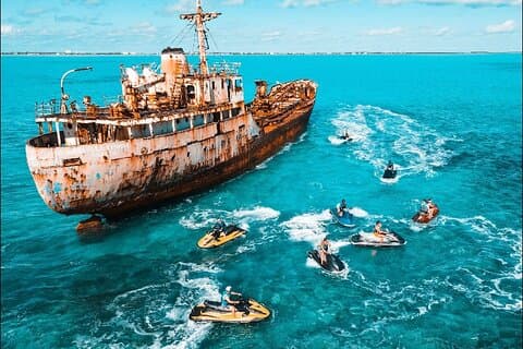 Jet Skiing around La famille ship and smaller pristine cays 2hr