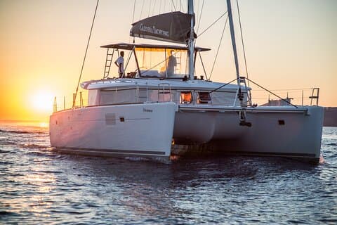 Santorin Croisière en catamaran tout compris avec escale Thirassia
