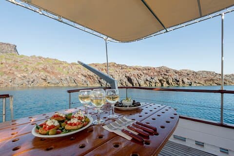 Cruzeiro Tradicional ao Pôr do Sol na Caldera de Santorini com Refeição e Bebidas