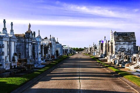 Excursão a pé ao cemitério histórico de Nova Orleans