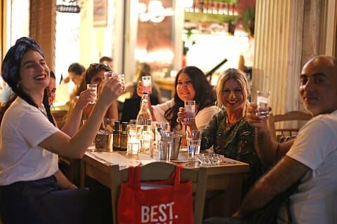ナイトライフ アテネ ツアー(屋上、テイスティング、ドリンク 3 杯付き)