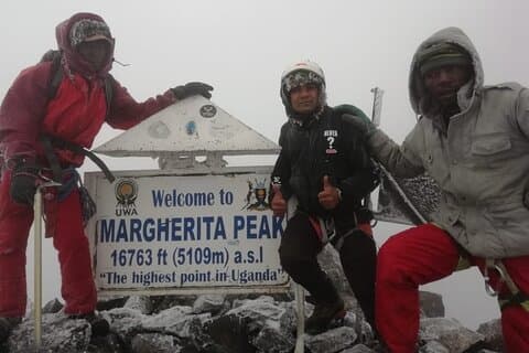 Trekking im Ruwenzori-Gebirge mit dem Gipfel des Margherita-Gipfels