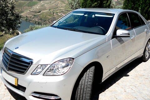 Traslado privado al aeropuerto de Oporto con mini-tour de 2 horas (1 - 3 pax)
