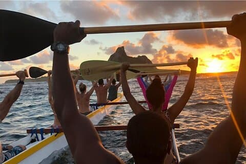Canoë hawaïen sur l'île Fernando de Noronha