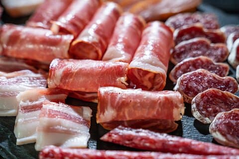 Visit and wine tasting with sausage and BODEGA PIRINEOS cheese
