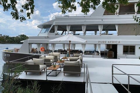 Croisière au coucher du soleil sur le pont de luxe Zambezi Explorer avec prise en charge à l'hôtel