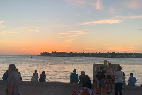 Cocktail sul lungomare di Key West a piedi fino alla celebrazione del tramonto di Mallory Square!