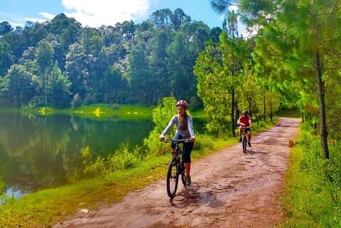 Aventura guiada de bicicleta pelo Valle de Bravo