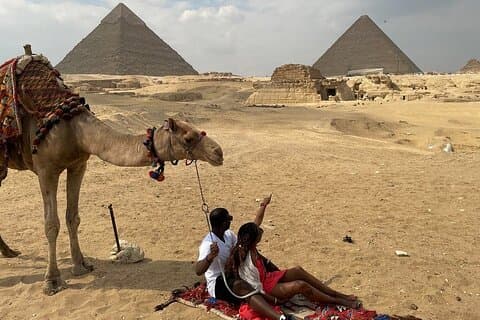 Privat rundtur: Giza-pyramiderna, sfinxen, egyptiska museet och basar med kameltur och lunch