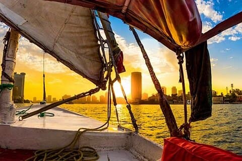 Viaje corto de Felucca en el Nilo en El Cairo