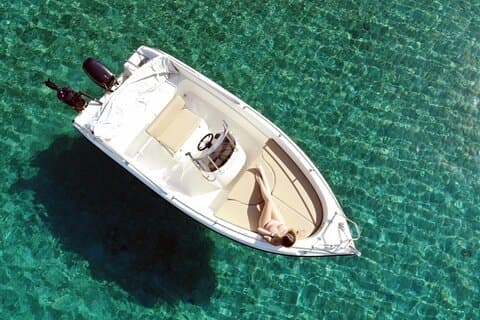 Alquiler de barcos sin licencia de conducir en Santorini desde Vlichada