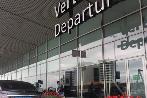 Premium electric transfer from Leiden Area to the Airport