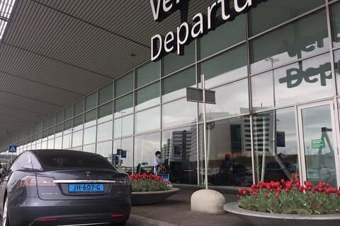 Premium electric Transfer from The Hague to Schiphol Airport