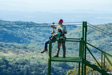 Megakombo, zipline, vattenrutschkana, lerbad, varma källor, kulturell rundtur.