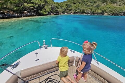 Alquile una lancha de lujo para divertirse en este tour por las islas Elaphiti