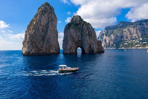 Bootstour zur Insel Capri und zur Blauen Grotte in kleiner Gruppe ab Positano