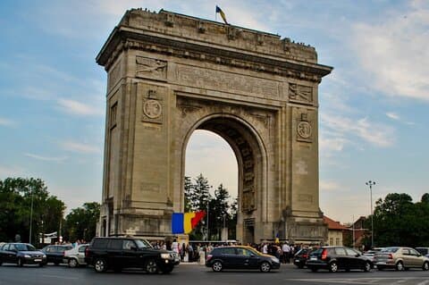 Tour panoramico guidato privato a Bucarest in auto