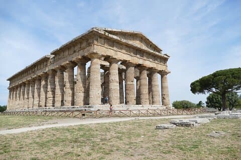 Fra Salerno : Paestum Temples, Mozzarella gård, vinsmaking + lunsj