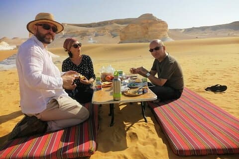 Overnatningscamping White Desert (Baharaya Oasis) & Kairo Private Transfers