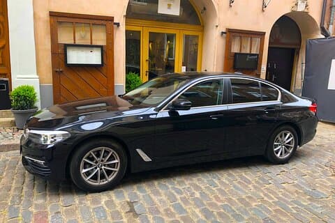 Privater Flughafentransfer : VIE Flughafen → Wien Stadt
