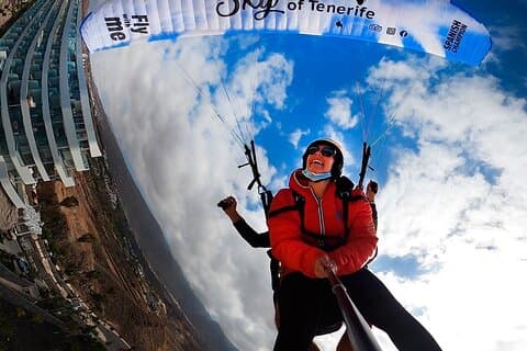 Akrobatisk paraglidingflyvning med Champion of Spain på Tenerife