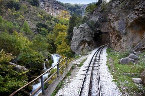 Private Cave Lakes/Odontotos Railway Into Vouraikos Gorge Experience fra Athen