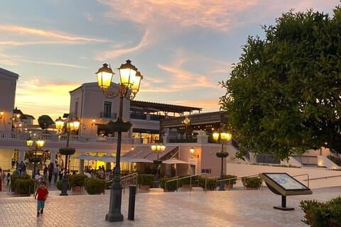 Trasferimento privato allo Shopping Village prima del volo di 4 ore per l'aeroporto