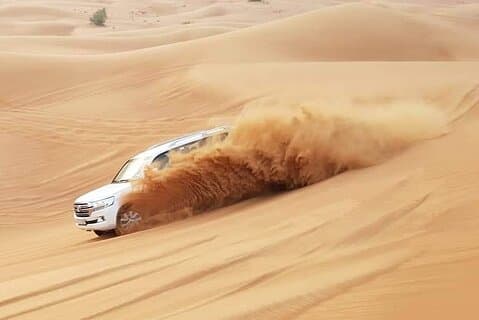 Tour del safari nel deserto di Dubai Trasferimento in hotel, giro in cammello e cena barbecue