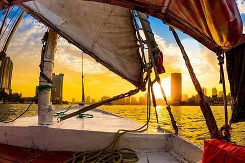 Courte promenade en felouque sur le Nil et dîner-croisière