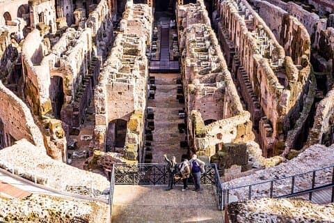 Excursão para grupos pequenos: Coliseu e Fórum Romano com acesso ao piso da Arena