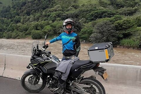 メデジンから : コロンビアカスタムバイク旅行+バイリンガルガイド