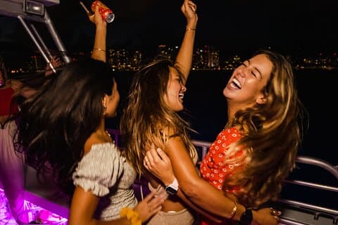 Croisière festive au coucher du soleil à Waikiki avec DJ en direct et bar complet