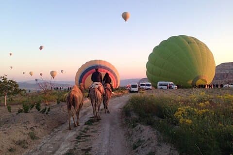 Safari in cammello all'alba in Cappadocia