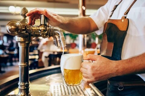 Tour a Piedi per Piccoli Gruppi tra i Pub Locali con Cena Tradizionale Ceca