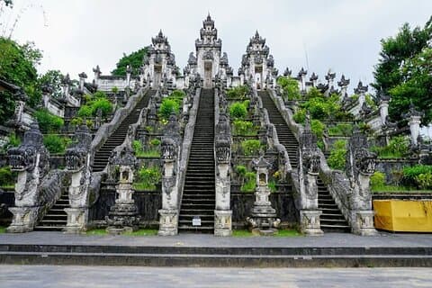 Temple magique La porte du ciel et le palais aquatique de Tirta Gangga