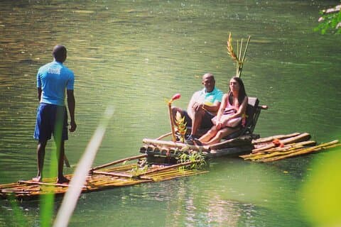 Experiencia de rafting en bambú Masaje con piedra caliza y recogida MontegoBay