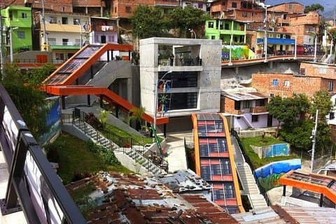 Comuna 13 Graffitour conosce il distretto artistico urbano di Medellín