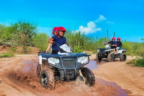 Aventura extrema de quadriciclo na praia de Migriño