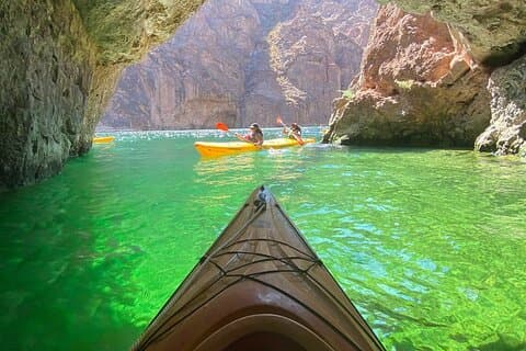 Halvdag Emerald Cave Kayak Tour (valgfrit transport)