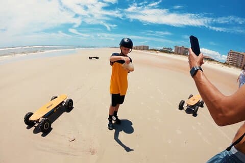 Promenades sur la plage adaptées aux enfants