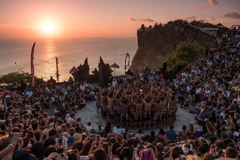 Excursão ao pôr-do-sol no Templo do Penhasco de Uluwatu com Kecak Show e Jantar de Marisco na Praia de Jimbaran