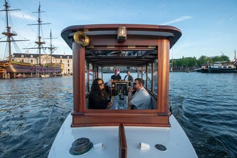 Passeio de barco privado Amsterdã - 90 min incl. bebida de boas-vindas no barco histórico